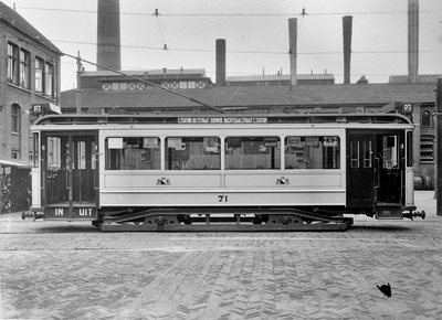 86411 Afbeelding van een electrische tram (motorwagen nr. 71, serie 67-78) van het G.E.T.U. op het remiseterrein aan de ...